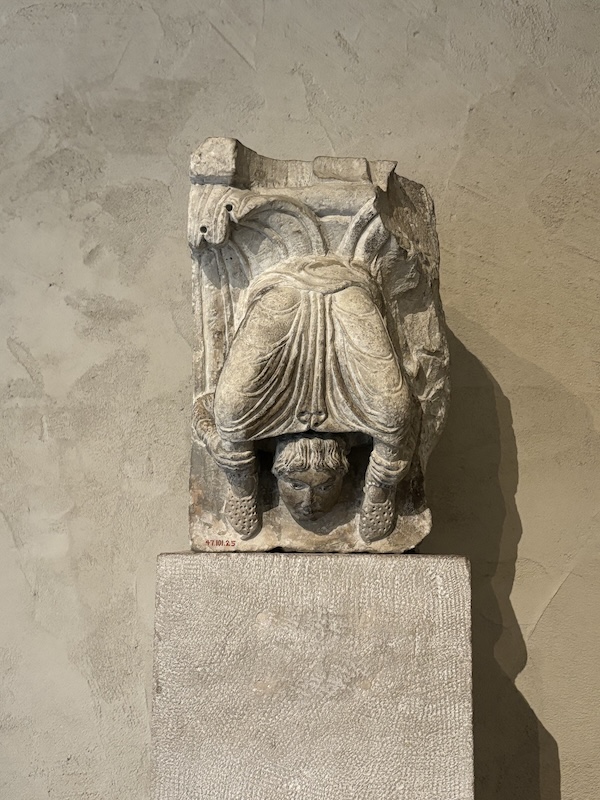 bent back, cloisters